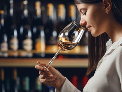 The basics of wine tasting: techniques and mistakes to avoid
